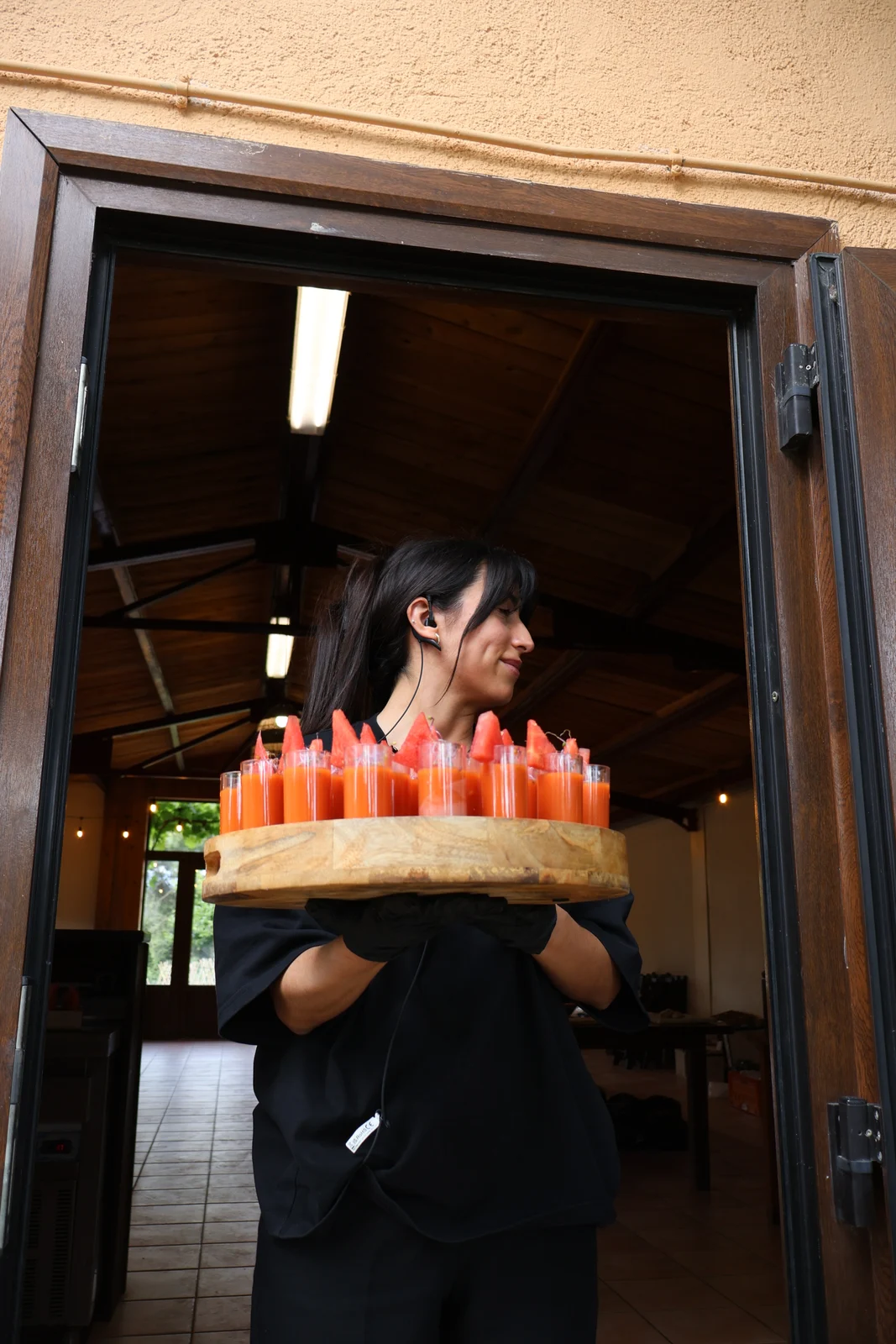 Camarera de Rollo Privado sirviendo aperitivos de gazpacho