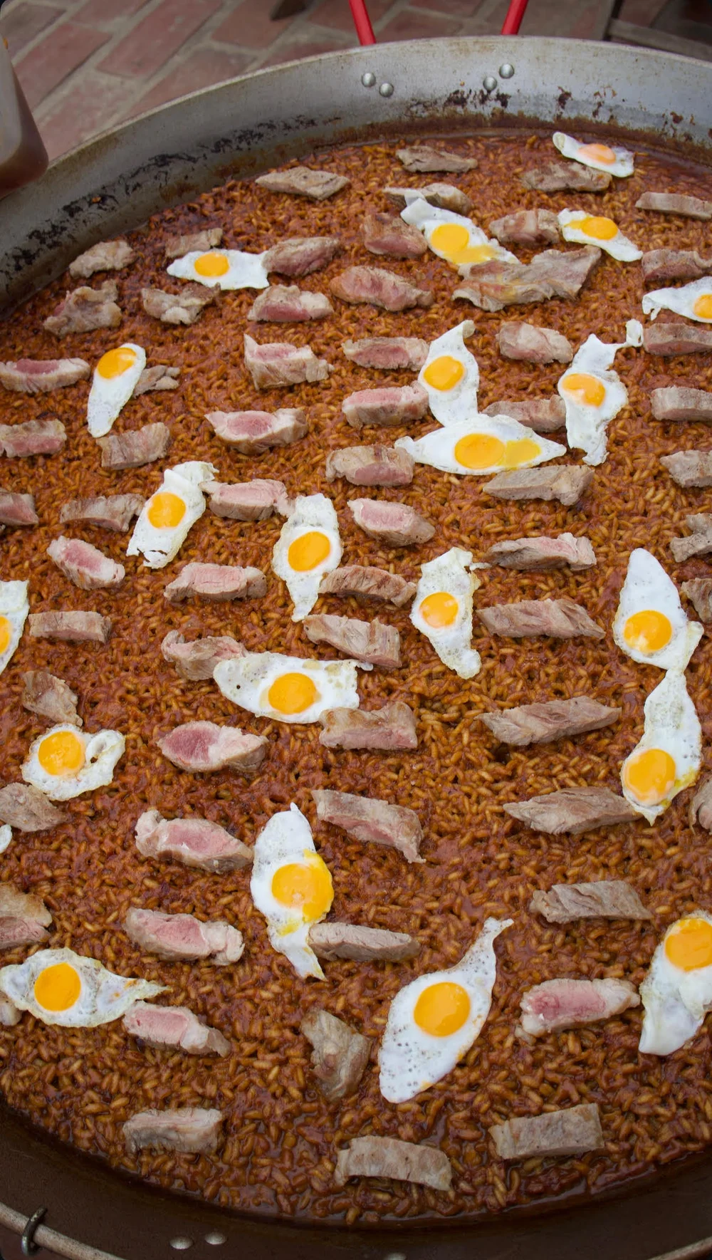 Paella de secreto ibérico con huevos de codorniz
