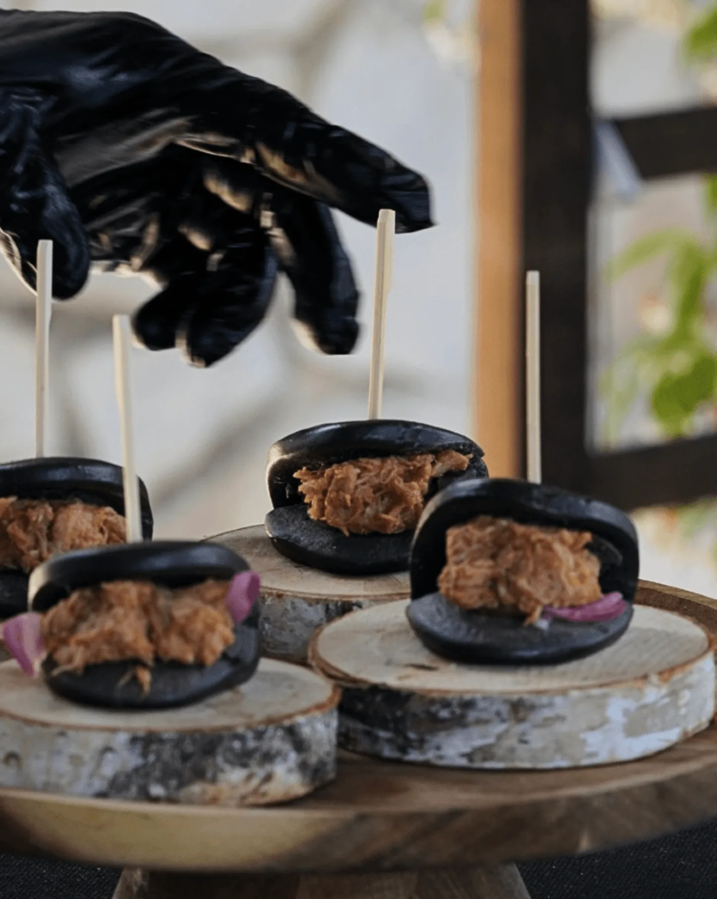 Showcooking con chef cocinando al aire libre en evento privado