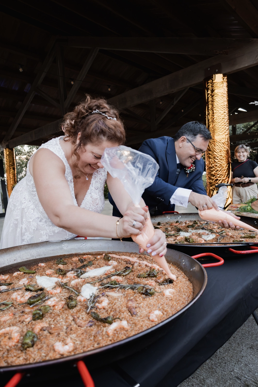 Novios terminando una paella con alioli en su boda en Granollers